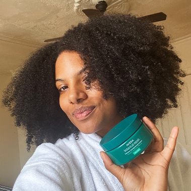 Image du partenariat Refinery29​​​​​​​ x Aveda avec Tara Thomas.