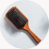 Étape 1 : Tonifier le cuir chevelu à l'aide de la brosse plate
