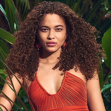 Modèle de soins des cheveux Aveda nutriplenish™.