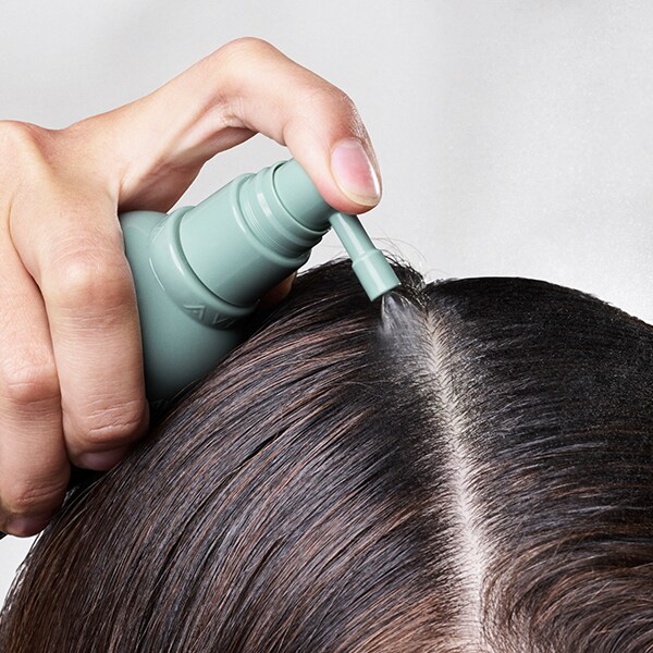 La bruine protectrice rafraîchissante scalp solutions rafraîchit et protège le cuir chevelu tout au long de la journée.