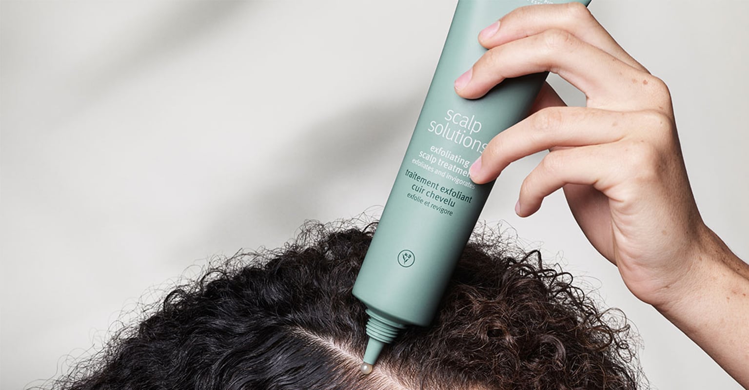 Utilisation du traitement cuir chevelu exfoliant scalp solutions sur le cuir chevelu