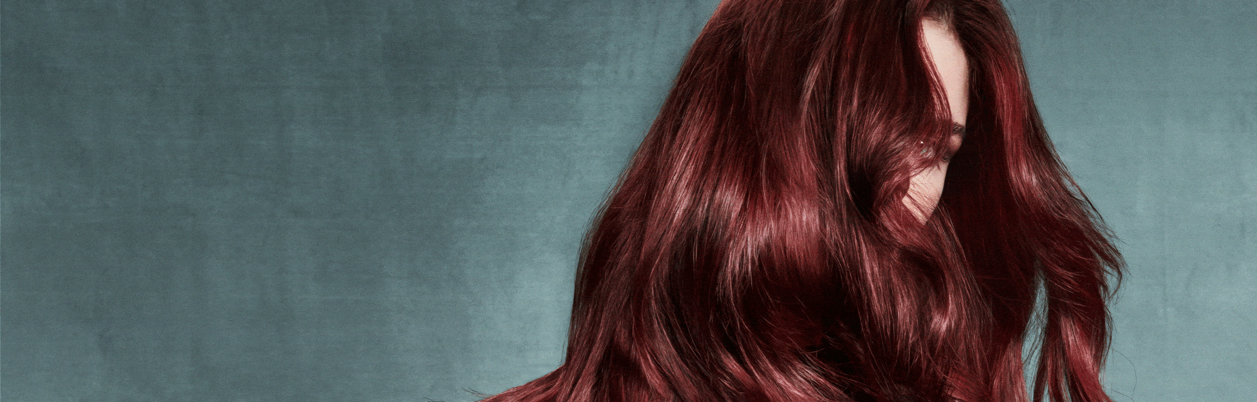 Profitez de cheveux éclatants et plus sains à chaque coloration. Tenue longue durée, avec des cheveux jusqu’à 3X plus lisses et 5X plus brillants*.