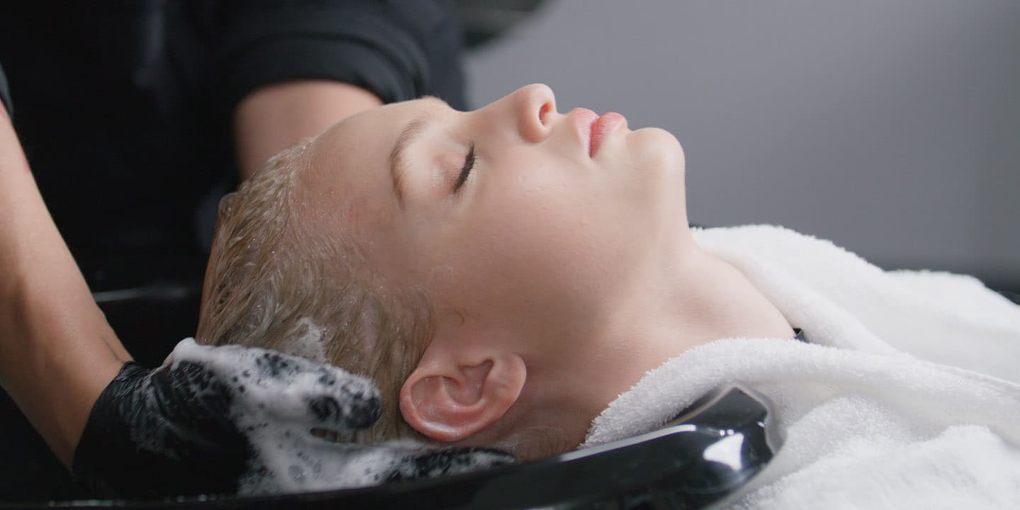 Réservez un service de traitement professionnel de 75 minutes pour la création de liens et le renforcement des cheveux, alimenté par Botanical Repair.