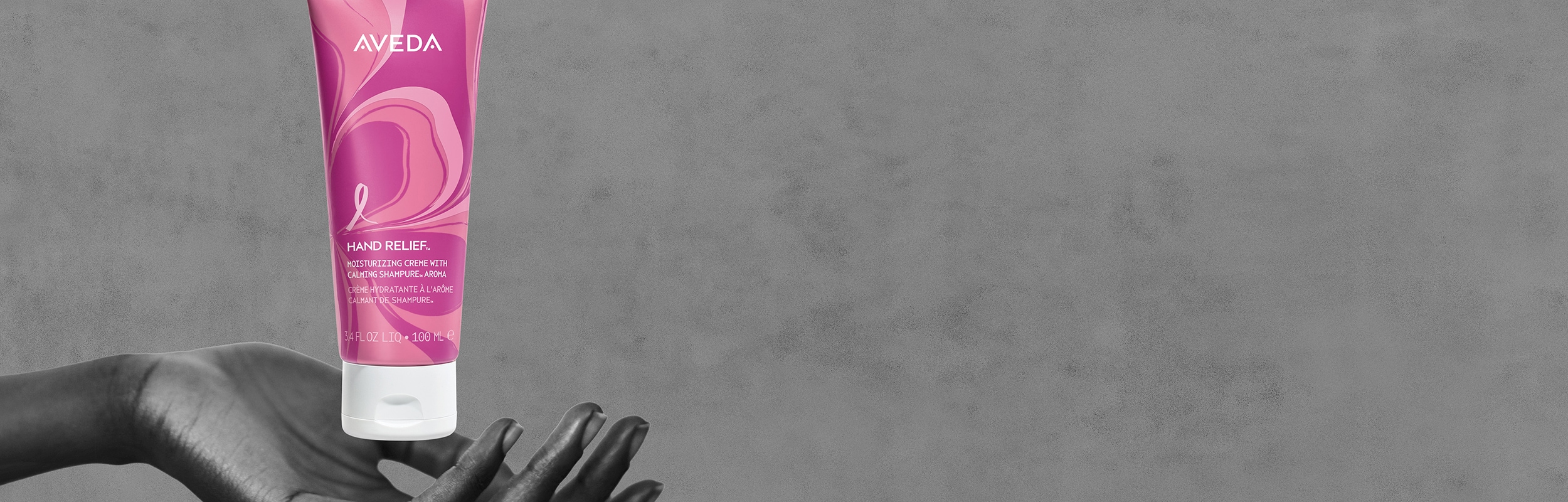 Magasiner notre crème hydratante hand relief en édition limitée au parfum de cerise et d'amande pour soutenir la recherche sur le cancer du sein.