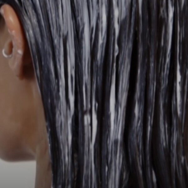 Réparez les cheveux endommagés et cassants avec la collection Botanical Repair™ 100 % végane