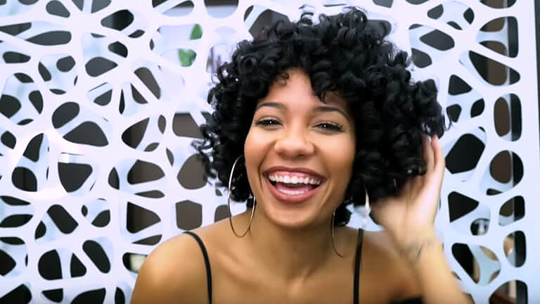 Cliquez sur la démo vidéo Coiffage des cheveux - Des boucles rebondies avec une technique de permanente